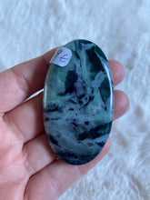 Charger l'image dans la galerie, Kammererite - vertus de la Kammererite en lithothérapie - galet Kammererite