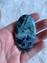 Charger l'image dans la galerie, Kammererite - vertus de la Kammererite en lithothérapie - galet Kammererite
