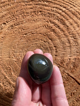 Charger l'image dans la galerie, Pierre ronde en obsidienne œil céleste- vertus de l’obsidienne arc-en-ciel en lithothérapie