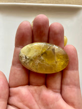 Charger l'image dans la galerie, Opale dentritique jaune - Vertus de l’opale jaune en lithothérapie - Galets d’opale dendrite jaune