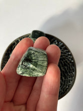Charger l'image dans la galerie, Séraphinite - vertus de la seraphinite en lithothérapie - pierres roulées de seraphinite
