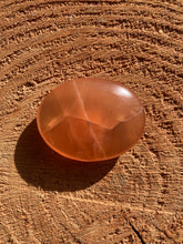 Charger l'image dans la galerie, Calcite miel - Galet en calcite miel - Vertus de la calcite miel en lithothérapie