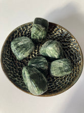 Charger l'image dans la galerie, Séraphinite - vertus de la seraphinite en lithothérapie - pierres roulées de seraphinite