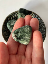 Charger l'image dans la galerie, Séraphinite - vertus de la seraphinite en lithothérapie - pierres roulées de seraphinite