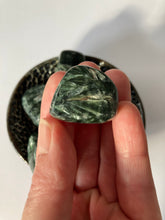 Charger l'image dans la galerie, Séraphinite - vertus de la seraphinite en lithothérapie - pierres roulées de seraphinite