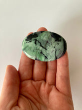 Charger l'image dans la galerie, Kammererite - vertus de la Kammererite en lithothérapie - galet Kammererite