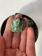Charger l'image dans la galerie, Séraphinite - vertus de la seraphinite en lithothérapie - pierres roulées de seraphinite