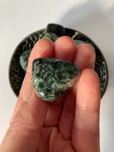 Charger l'image dans la galerie, Séraphinite - vertus de la seraphinite en lithothérapie - pierres roulées de seraphinite