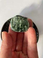 Charger l'image dans la galerie, Séraphinite - vertus de la seraphinite en lithothérapie - pierres roulées de seraphinite