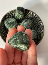 Charger l'image dans la galerie, Séraphinite - vertus de la seraphinite en lithothérapie - pierres roulées de seraphinite