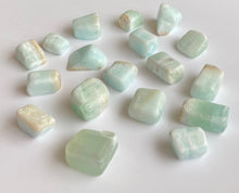 Charger l'image dans la galerie, Calcite caraïbes : Expression spontanée, calme, claire. Dépasser sa timidité. Exprimer un non-dit. Communication paisible et harmonieuse.