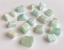 Charger l'image dans la galerie, Calcite caraïbes : Expression spontanée, calme, claire. Dépasser sa timidité. Exprimer un non-dit. Communication paisible et harmonieuse.