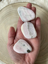 Charger l'image dans la galerie, Galet de Manganocalcite : Réconfort d’urgence. Apaisement des tumultes émotionnels. Calmante. Tranquillisante.
