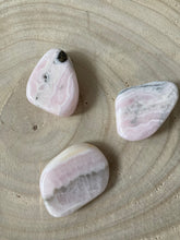 Charger l'image dans la galerie, Galet de Manganocalcite : Réconfort d’urgence. Apaisement des tumultes émotionnels. Calmante. Tranquillisante.