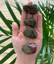 Charger l'image dans la galerie, Pierre du dragon - Pierres roulées - qualité A -Taille M (2,5-3,5cm)