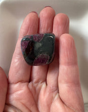 Charger l'image dans la galerie, Eudyalite - pierre roulée unique- Taille S (2 sur 2 cm) - Qualité Extra