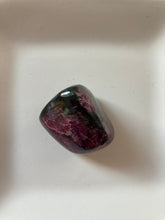 Charger l'image dans la galerie, Eudyalite - pierre roulée unique- Taille S (2 sur 2 cm) - Qualité Extra