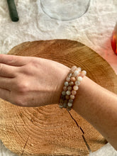 Charger l'image dans la galerie, Pierre de lune - Vertus de la pierre de lune en lithothérapie - Bracelet 6 mm en pierre de lune