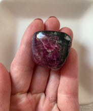 Charger l'image dans la galerie, Eudyalite - pierre roulée unique- Taille S (2 sur 2 cm) - Qualité Extra