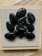 Pendentif pierre percée Tourmaline noire - vertus de la tourmaline noire en lithothérapie