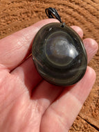 Pendentif en obsidienne œil céleste- vertus de l’obsidienne arc-en-ciel en lithothérapie