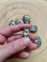 Charger l'image dans la galerie, Pendentif pierre percée Jaspe dalmatien - vertus de la jaspe dalmatien en lithothérapie
