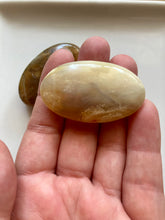 Charger l'image dans la galerie, Opale dentritique  jaune - Vertus de l’opale jaune en lithothérapie - Galets d’opale dendrite jaune
