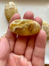 Charger l'image dans la galerie, Opale dentritique  jaune - Vertus de l’opale jaune en lithothérapie - Galets d’opale dendrite jaune
