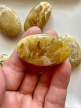 Charger l'image dans la galerie, Opale dentritique  jaune - Vertus de l’opale jaune en lithothérapie - Galets d’opale dendrite jaune
