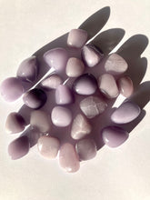 Charger l'image dans la galerie, Yttrium fluorite - pierres roulées en yttrium fluorite - vertus de l'yttrium fluorite en lithothérapie
