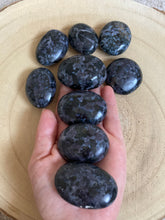 Charger l'image dans la galerie, Gabbro indigo - vertus du gabbro indigo en lithothérapie - galet gabbro indigo
