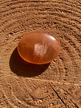 Charger l'image dans la galerie, Calcite miel - Galet en calcite miel - Vertus de la calcite miel en lithothérapie
