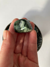 Charger l'image dans la galerie, Séraphinite - vertus de la seraphinite en lithothérapie - pierres roulées de seraphinite

