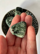 Séraphinite - vertus de la seraphinite en lithothérapie - pierres roulées de seraphinite