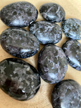 Charger l'image dans la galerie, Gabbro indigo - vertus du gabbro indigo en lithothérapie - galet gabbro indigo
