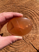 Charger l'image dans la galerie, Calcite miel - Galet en calcite miel - Vertus de la calcite miel en lithothérapie
