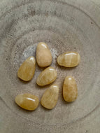Pendentif pierre percée en Calcite jaune- vertus de la calcite jaune en lithothérapie