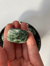 Charger l'image dans la galerie, Séraphinite - vertus de la seraphinite en lithothérapie - pierres roulées de seraphinite
