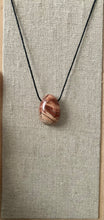 Charger l'image dans la galerie, Pendentif pierre percée Jaspe rouge - vertus de la jaspe rouge en lithothérapie

