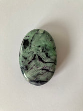 Charger l'image dans la galerie, Kammererite - vertus de la Kammererite en lithothérapie - galet Kammererite
