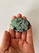 Charger l'image dans la galerie, Kammererite - vertus de la Kammererite en lithothérapie - galet Kammererite
