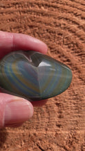 Charger et lire la vidéo dans la visionneuse de la Galerie, Obsidienne arc-en-ciel en forme de cœur
