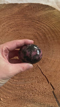 Charger et lire la vidéo dans la visionneuse de la Galerie, Rhodonite - Galet de Rhodonite 138 gr - Qualité Extra
