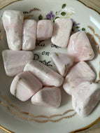 Manganocalcite : Réconfort d’urgence. Apaisement des tumultes émotionnels. Calmante. Tranquillisante.
