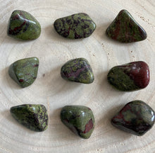Charger l'image dans la galerie, Pierre du dragon - Pierres roulées - qualité A -Taille M (2,5-3,5cm)
