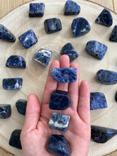 Charger l'image dans la galerie, Sodalite - Pierres roulées - Qualité AAA - Taille M (2,5-4cm)

