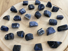 Charger l'image dans la galerie, Sodalite - Pierres roulées - Qualité AAA - Taille M (2,5-4cm)
