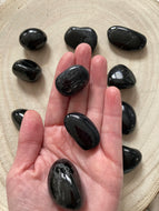 Tourmaline noire : Enracinement direct et profond. Alignement puissant.