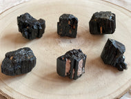 Tourmaline noire : Enracinement direct et profond. Alignement puissant.