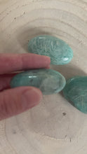 Charger et lire la vidéo dans la visionneuse de la Galerie, Amazonite - Galet d’amazonite
